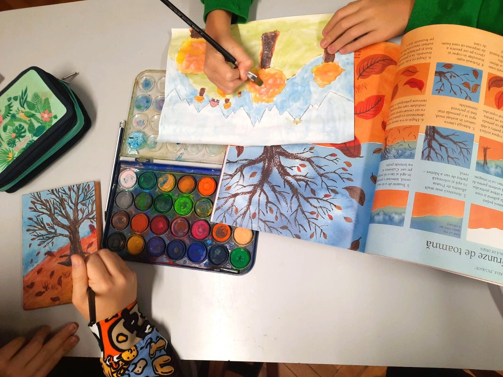 Copii participă la un atelier de artă la Biblioteca ASTRA Sibiu, explorând creația artistică