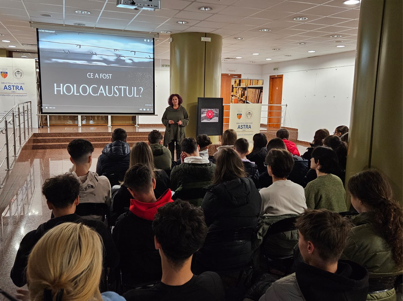 Comemorarea Holocaustului la Biblioteca ASTRA cu participanți și exponate dedicate victiimelor