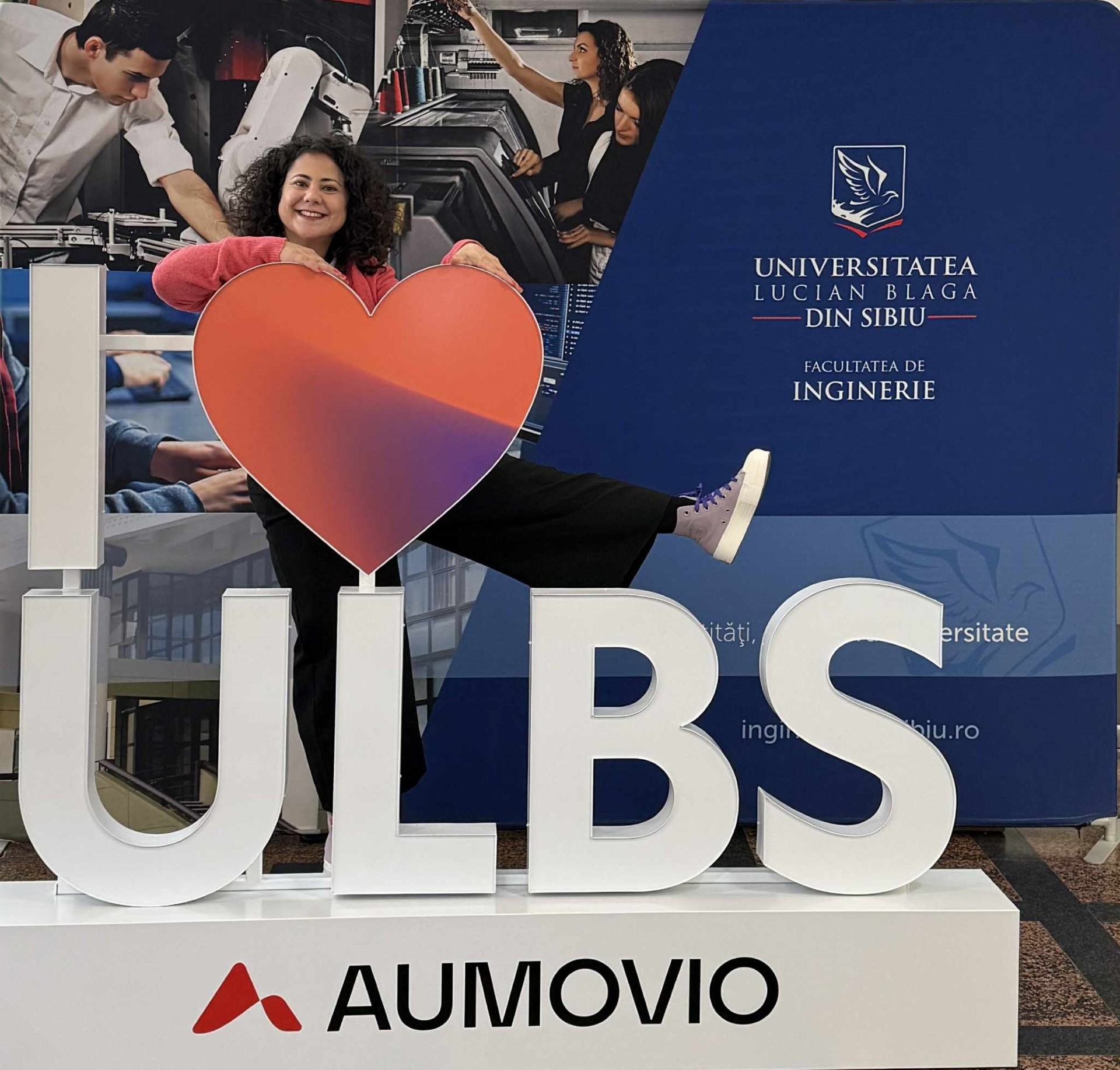 AUMOVIO lansare Sibiu la Universitatea Lucian Blaga, grup de persoane în cadrul evenimentului