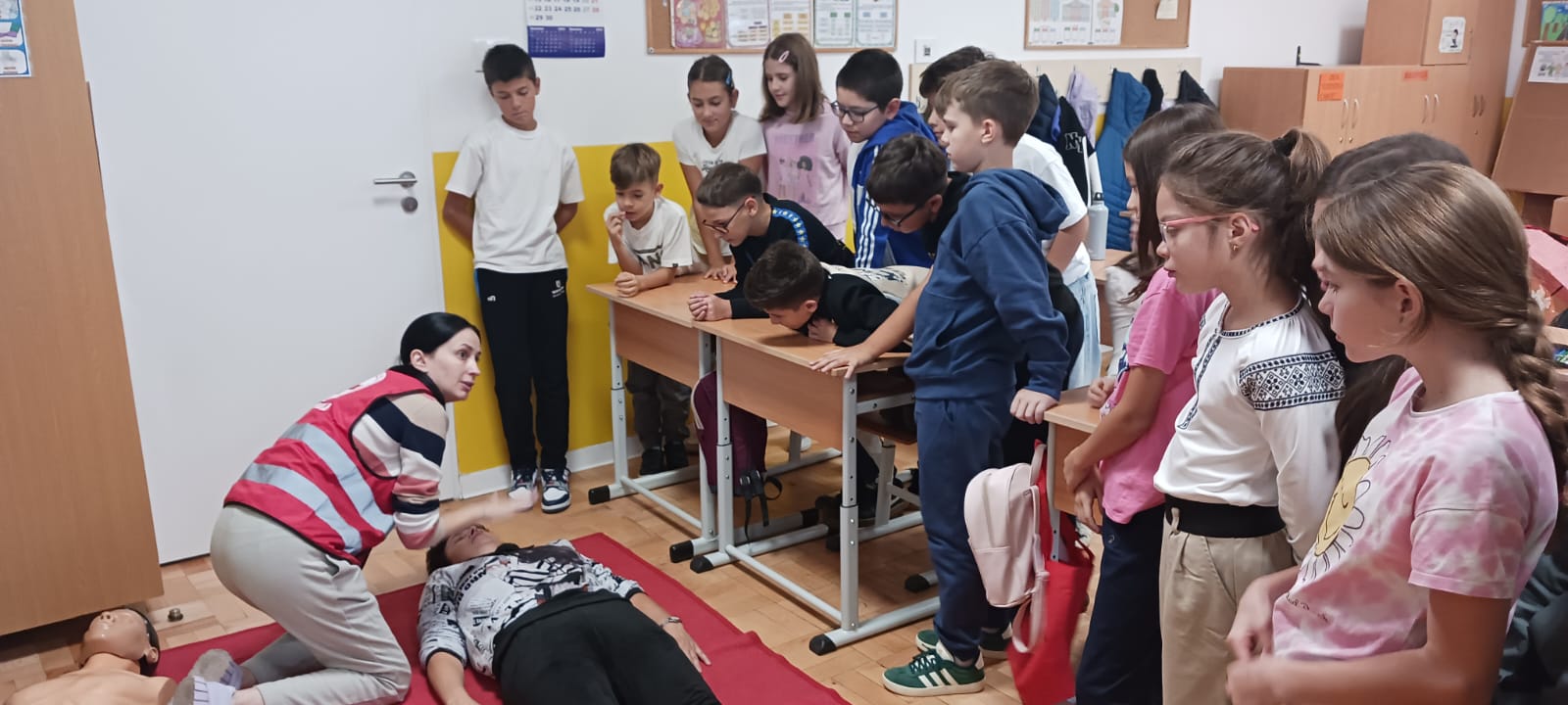 Elevi și profesori din Sibiu practică manevre de prim ajutor în timpul cursului de certificare