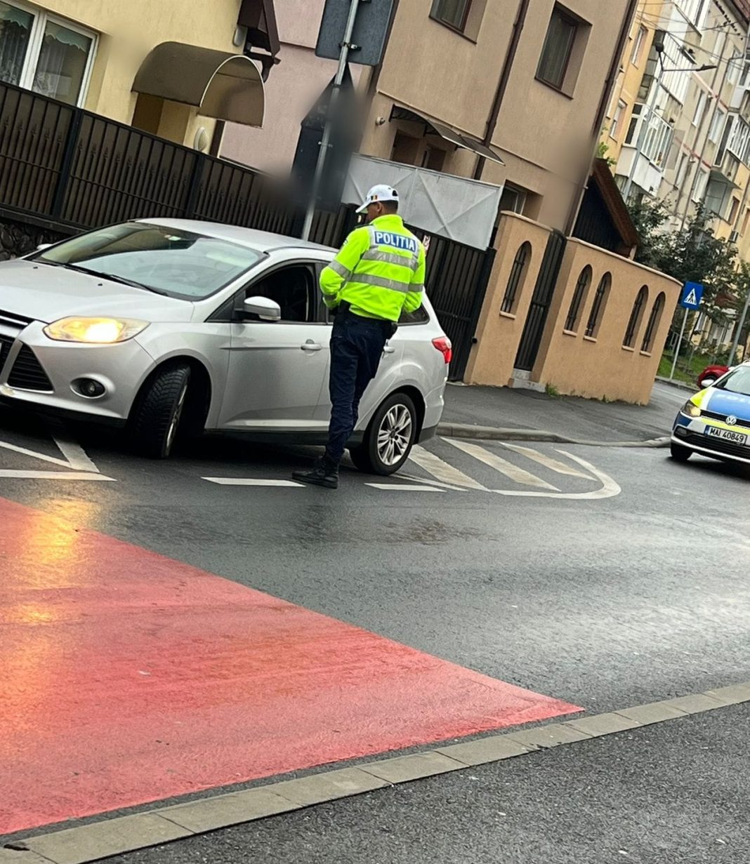 actiune politie Acțiune a Poliției Rutiere Sibiu în apropierea unei școli, echipajul aplicând sancțiuni
