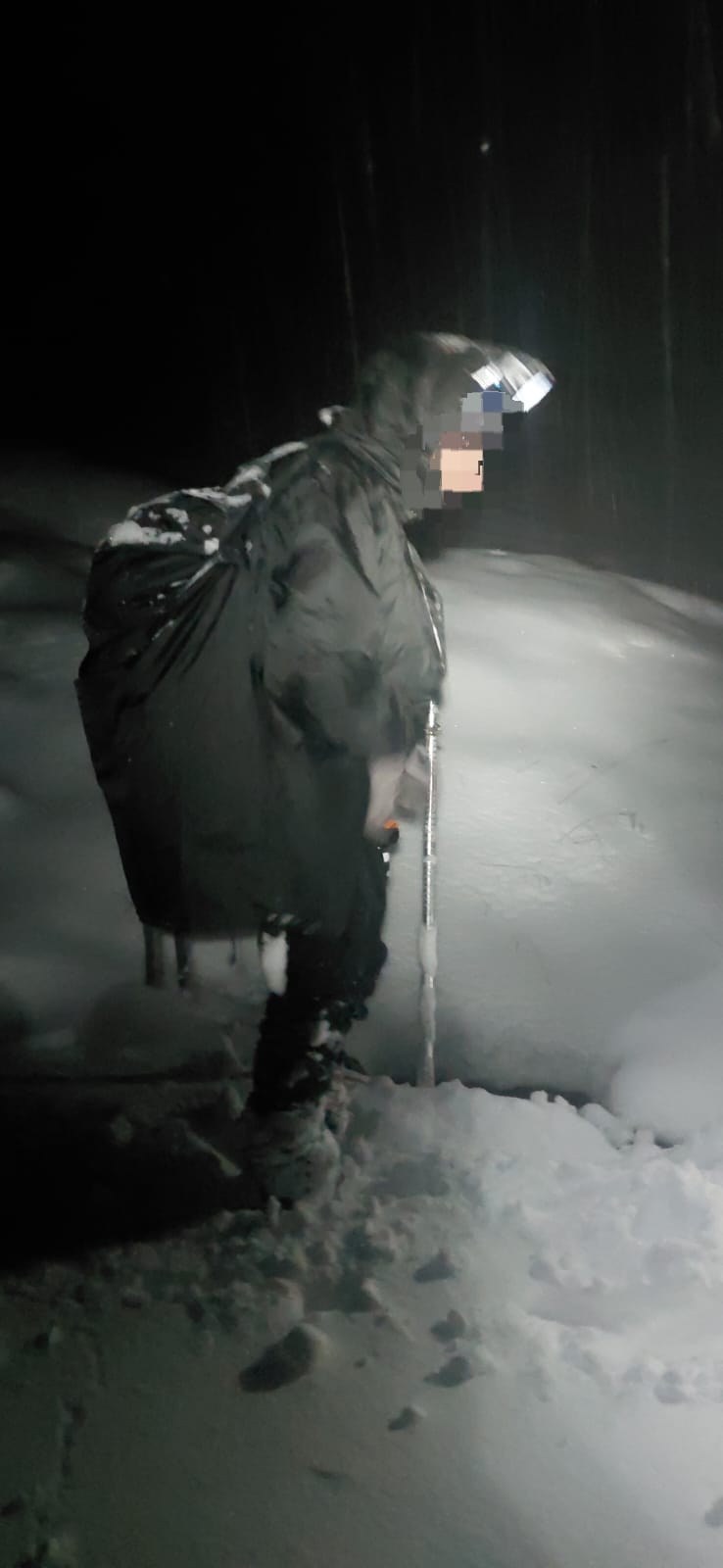 salvamont turist ratacit Salvamont oferind ajutor unui turist rătăcit în peisajul munților Făgăraș