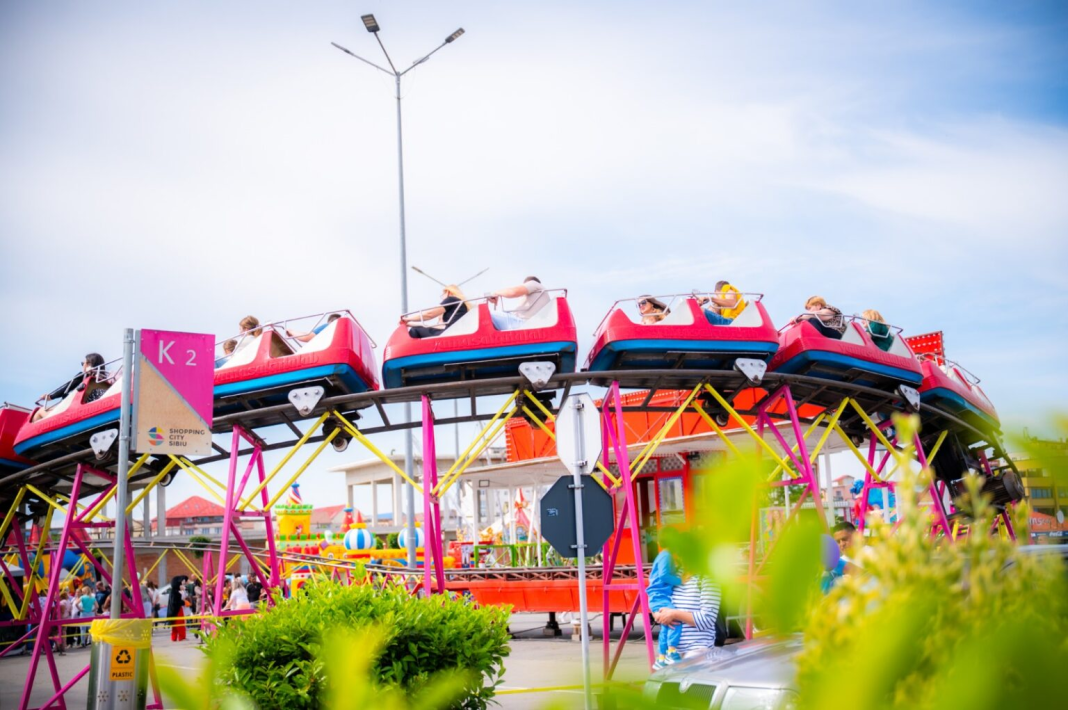 image Intrarea principală în cel mai mare parc de distracții din Sibiu, cu semn și decoruri