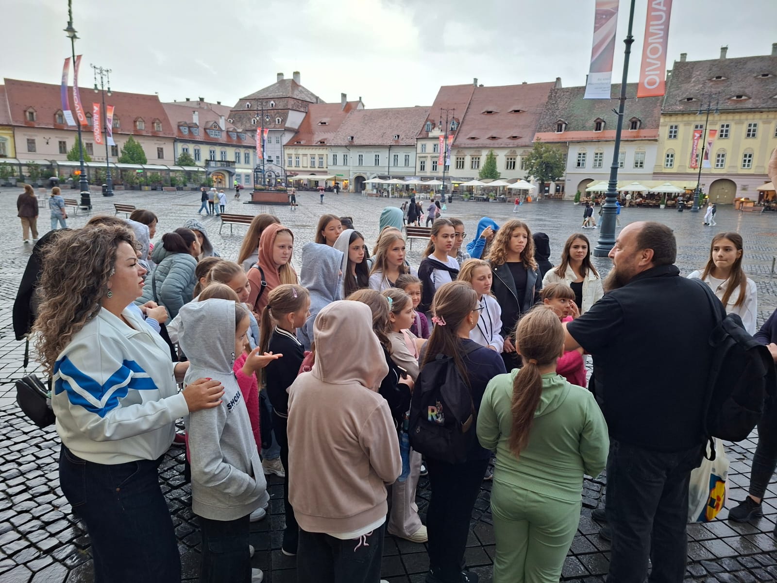 Elevi din Sibiu participă la un spectacol educativ despre riscurile adolescenței