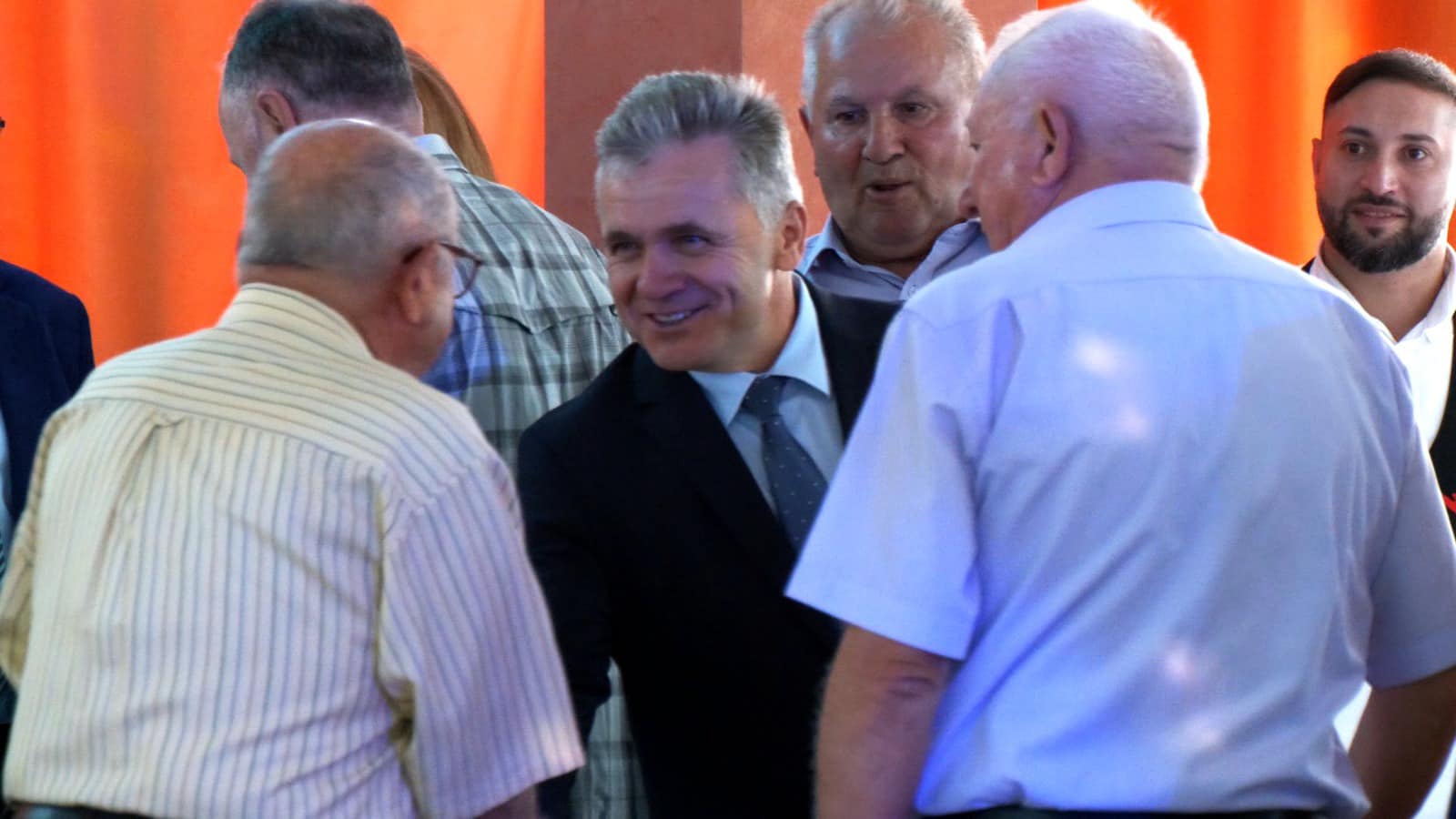 Seniori din Mediaș participă la o masă festivă organizată de Primărie cu ocazia sărbătorii lor