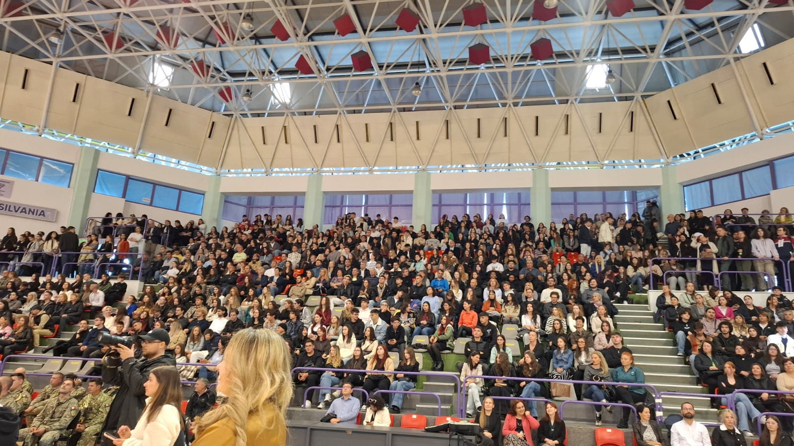 Studenți în conversație în campusul ULBS la deschiderea anului universitar