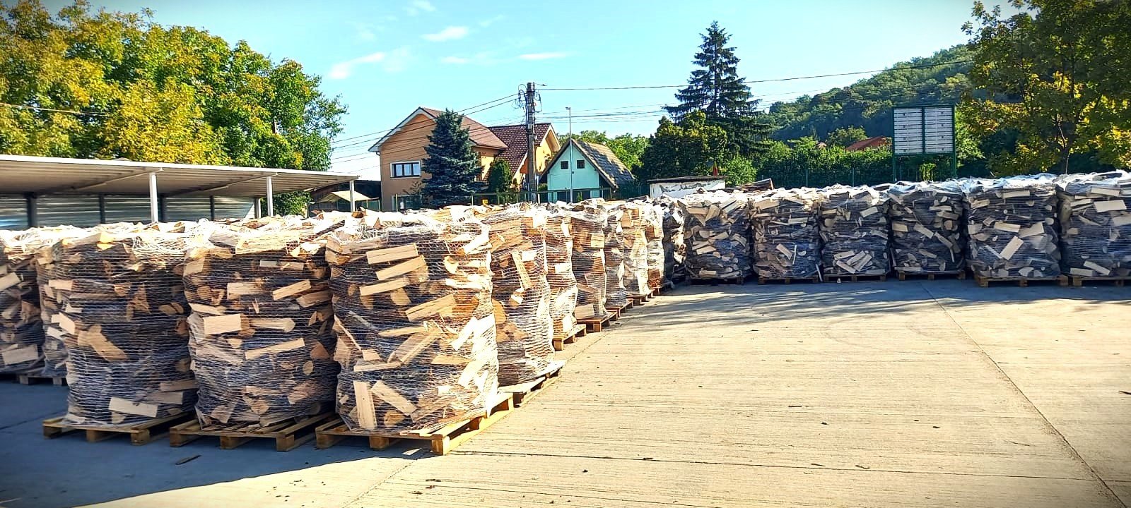 Pile de lemn de foc Romsilva pregătite pentru vânzare publicului