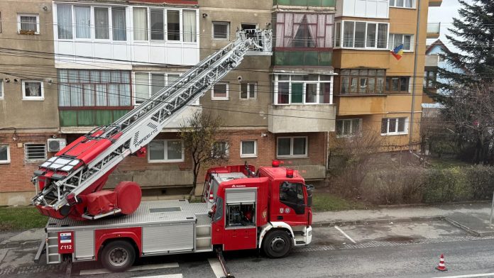 Pompierii acordă asistență la un apartament de pe strada Vasila Aaron din Sibiu, intervenție la etajul 2.