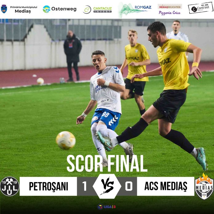 ACS Mediaș înfruntă adversarul într-un meci de fotbal tensionat pe teren propriu.