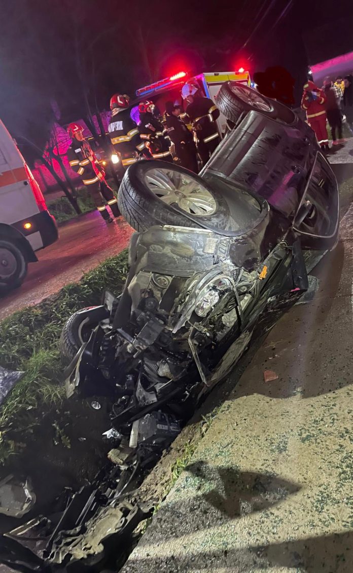 Accident rutier grav în Vurpăr, mașina avariată după coliziunea din miezul nopții.