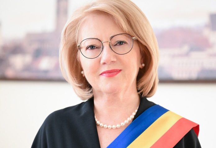 Astrid Fodor, primarul interimar al Sibiului, la o conferință de presă