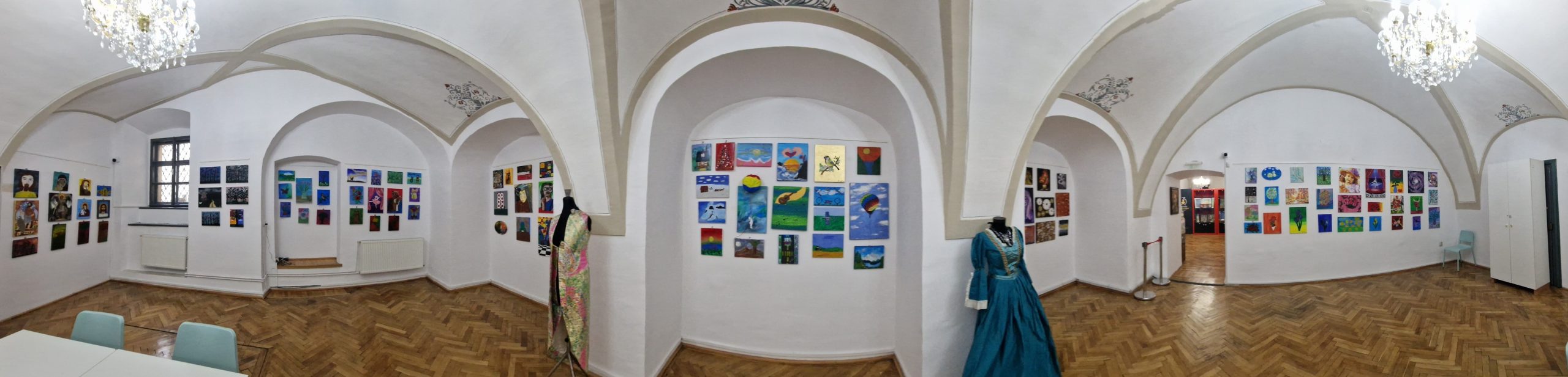 Vernisajul expoziției „Speranță prin Artă” cu o mulțime de vizitatori în incinta Palatului Brukenthal