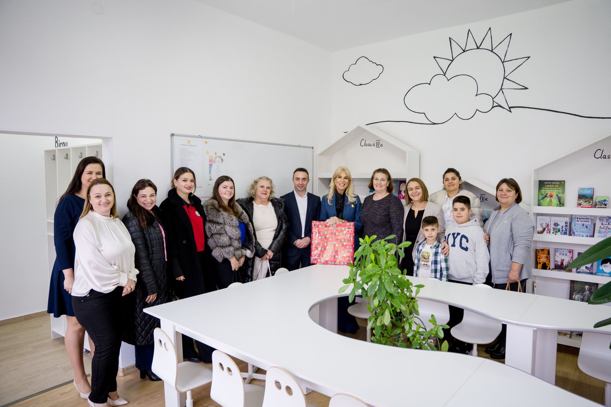 Raluca Turcan, vizită la Școala din Tălmaciu: laboratorul de biologie modernizat printr-o licitație caritabilă la care a contribuit cu un tablou