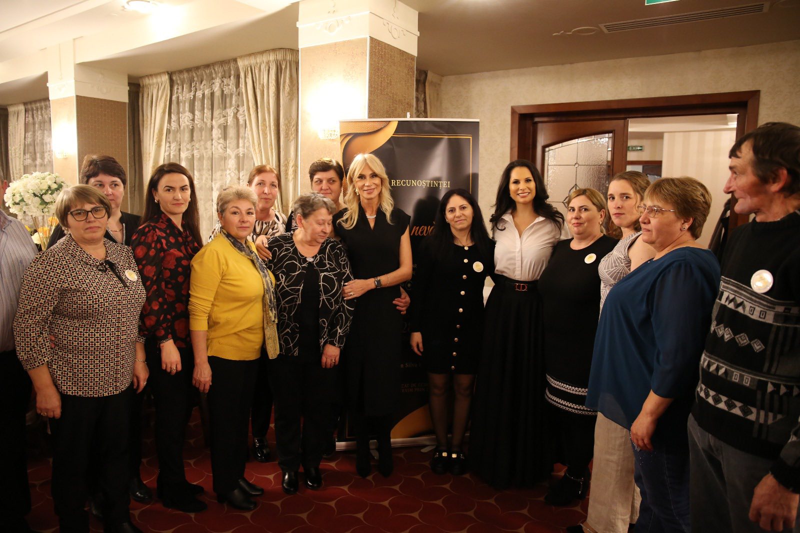 Finalul festiv al Gala Recunoștinței cu participanți mulțumiți și fericiți