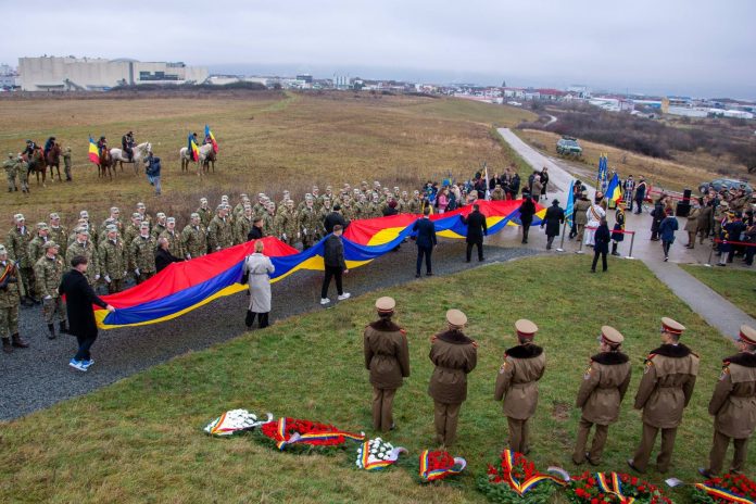 Vedere panoramică a ceremoniei militare de la Troița Mihai Viteazul din Șelimbăr