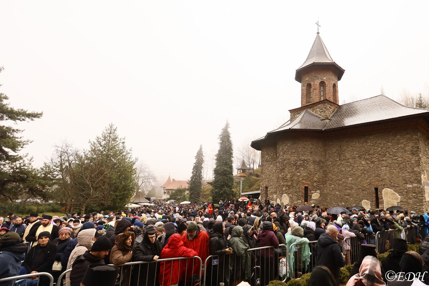 Procesiune duhovnicească în cinstea noului sfânt, Arsenie de la Prislop, la Mănăstirea Prislop.