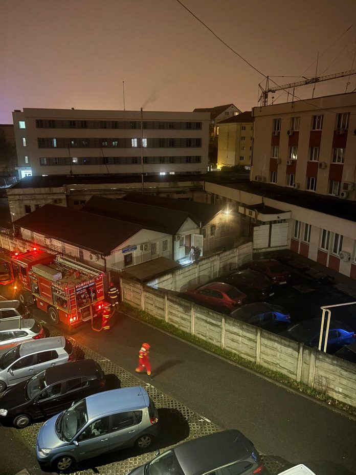 Incendiu în curtea Poliției Sibiu, cu flăcări și fum vizibile la clădirea administrativă afectată.