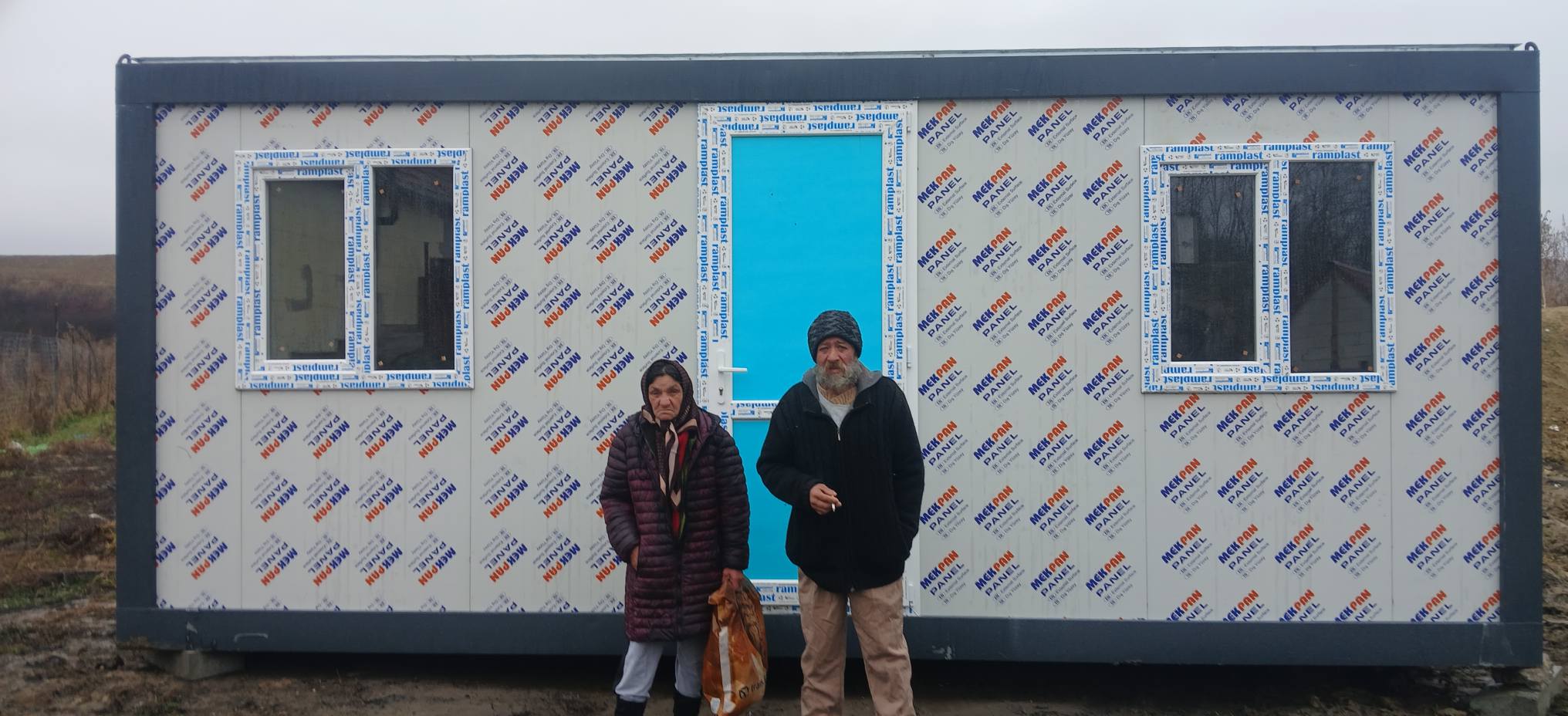Erika și Costică, un cuplu sibian, zâmbesc fericiți în fața casei primite