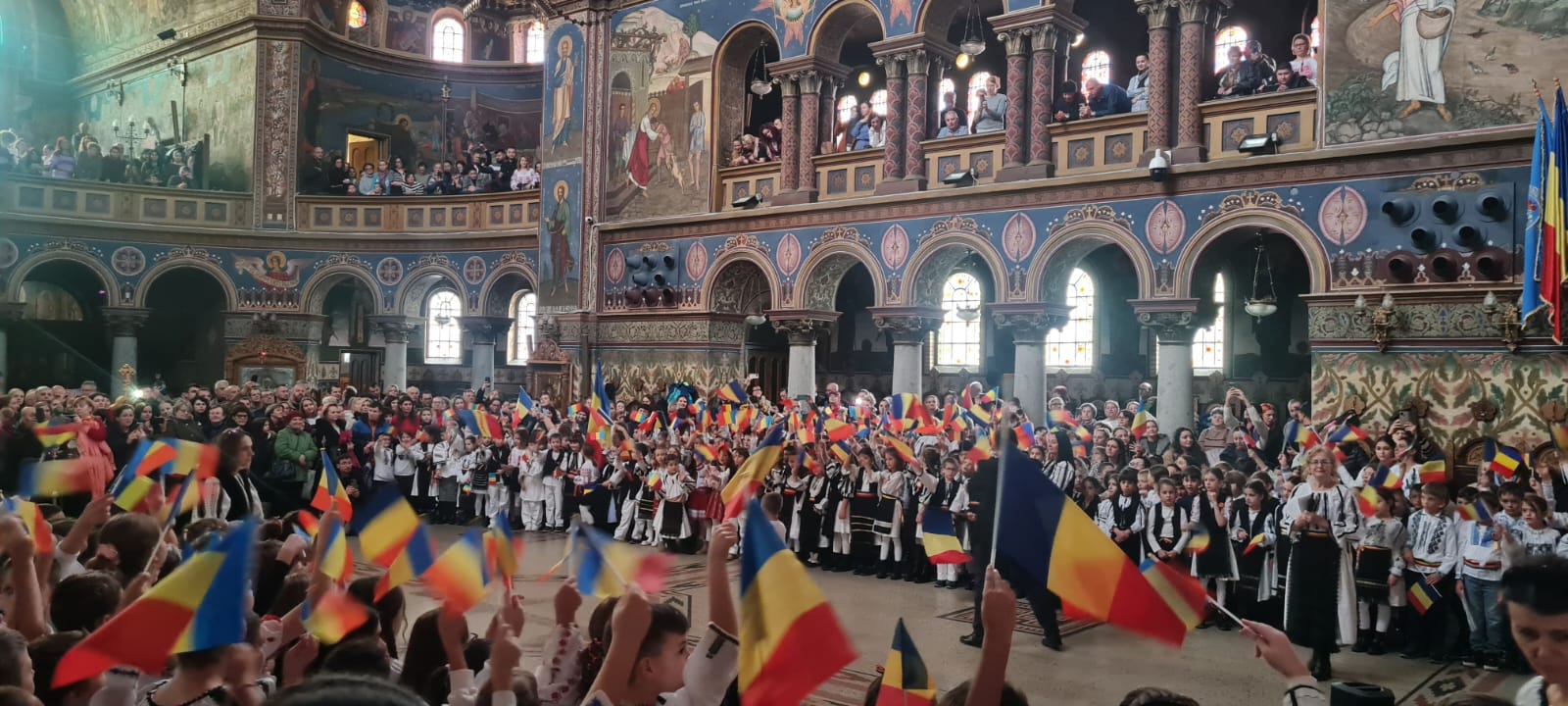 Corul de elevi din Colegiul Octavian Goga susținând un concert solemn de recunoștință pentru România în catedrală.