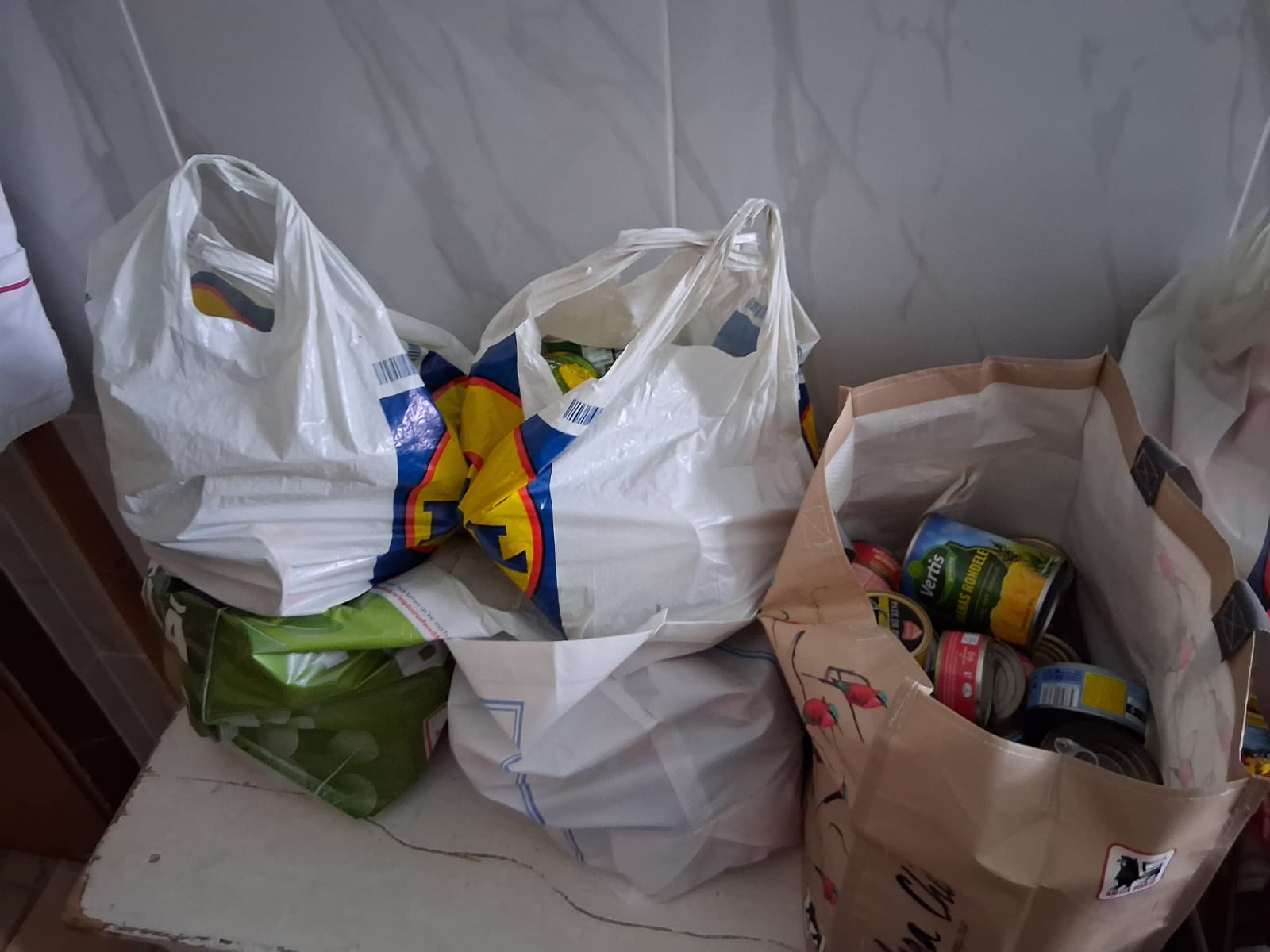 Elevi ai Colegiului Național Octavian Goga sortând fructe donate pentru campanie