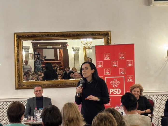 Participanții ascultă discursul despre prevenirea violenței domestice la evenimentul PSD Sibiu