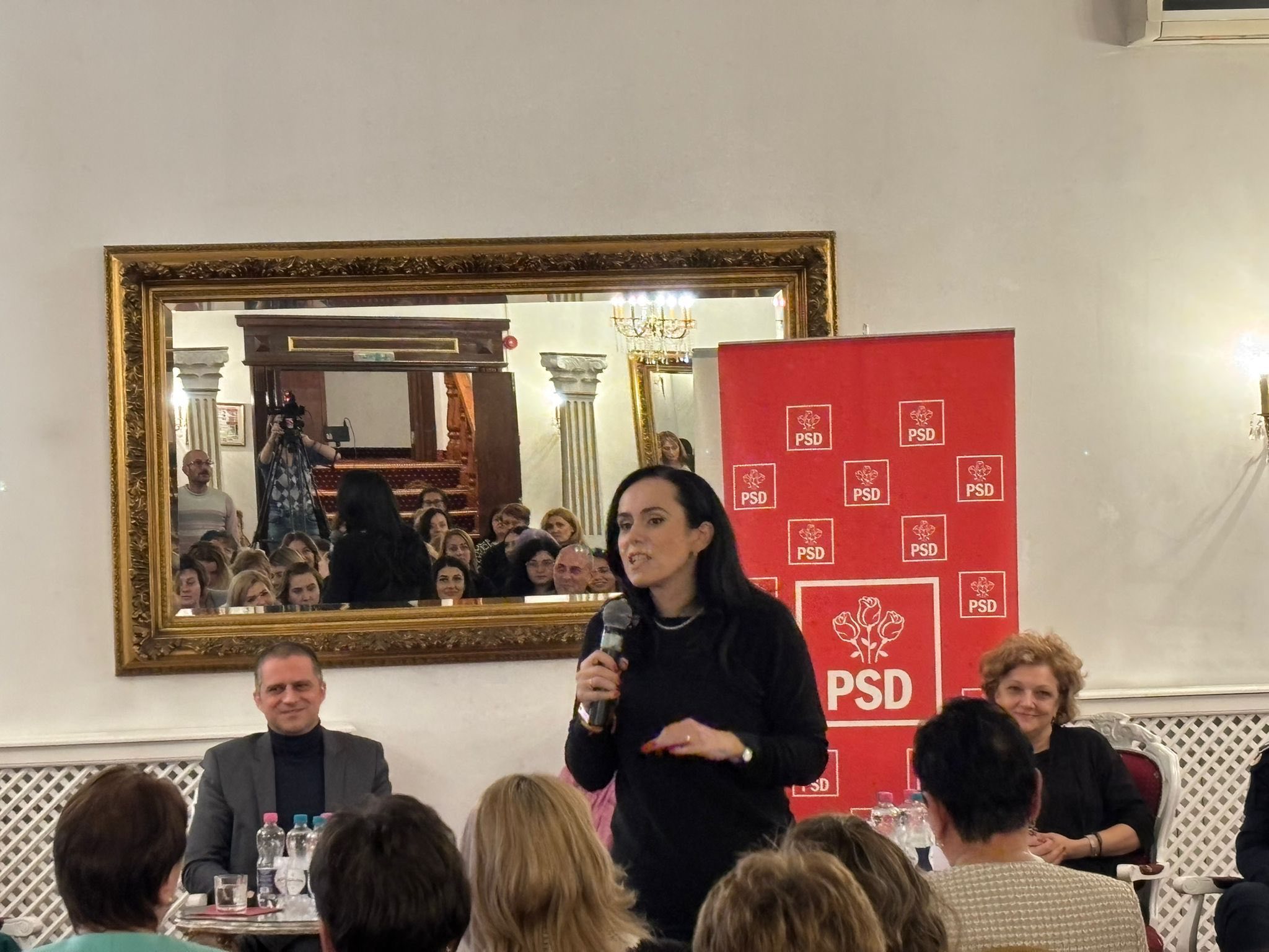 Participanții ascultă discursul despre prevenirea violenței domestice la evenimentul PSD Sibiu