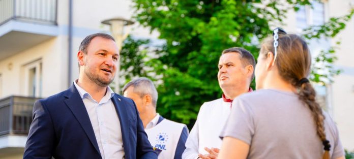Consilierul local PNL Adrian Bibu discută despre basoreliefurile degradate din centrul istoric