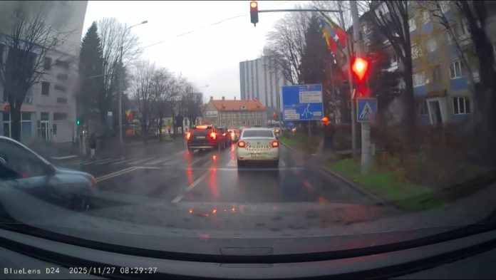 Polițist amendat și lăsat fără permis după ce a trecut pe roșu, conform filmării de pe Info Trafic Sibiu.