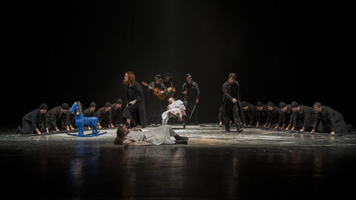 O scenă din producția Electra de la Teatrul Național, oferită în premieră digitală pentru iubitorii de teatru