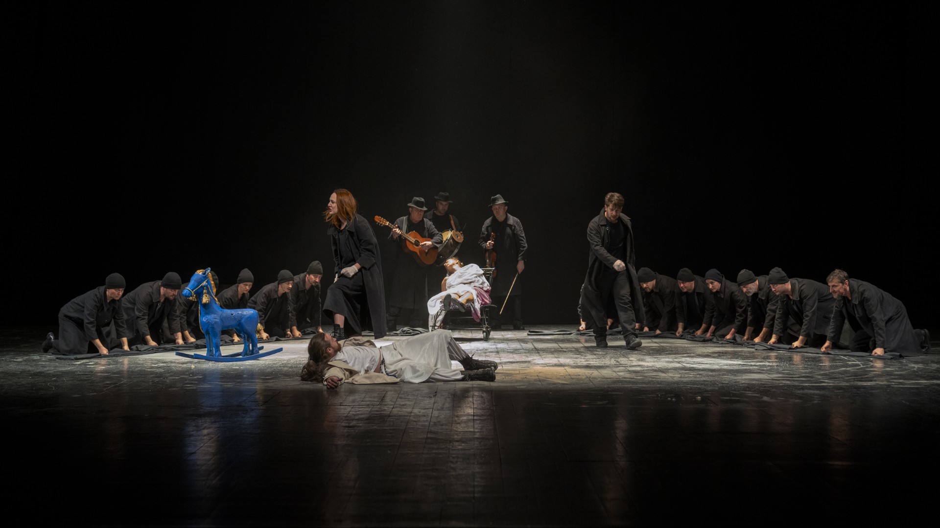 O scenă din producția Electra de la Teatrul Național, oferită în premieră digitală pentru iubitorii de teatru