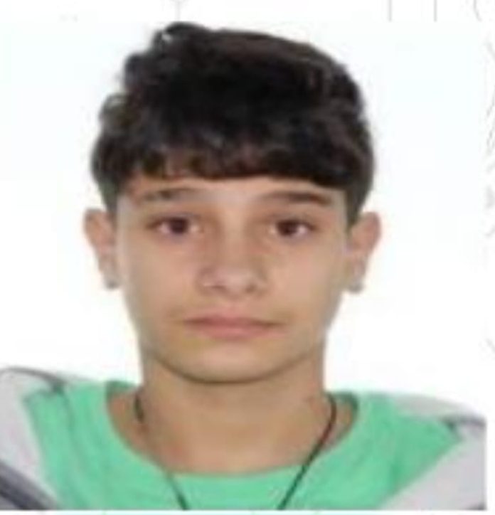 Tânăr adolescent de 16 ani, probabil un pacient care a plecat din spital