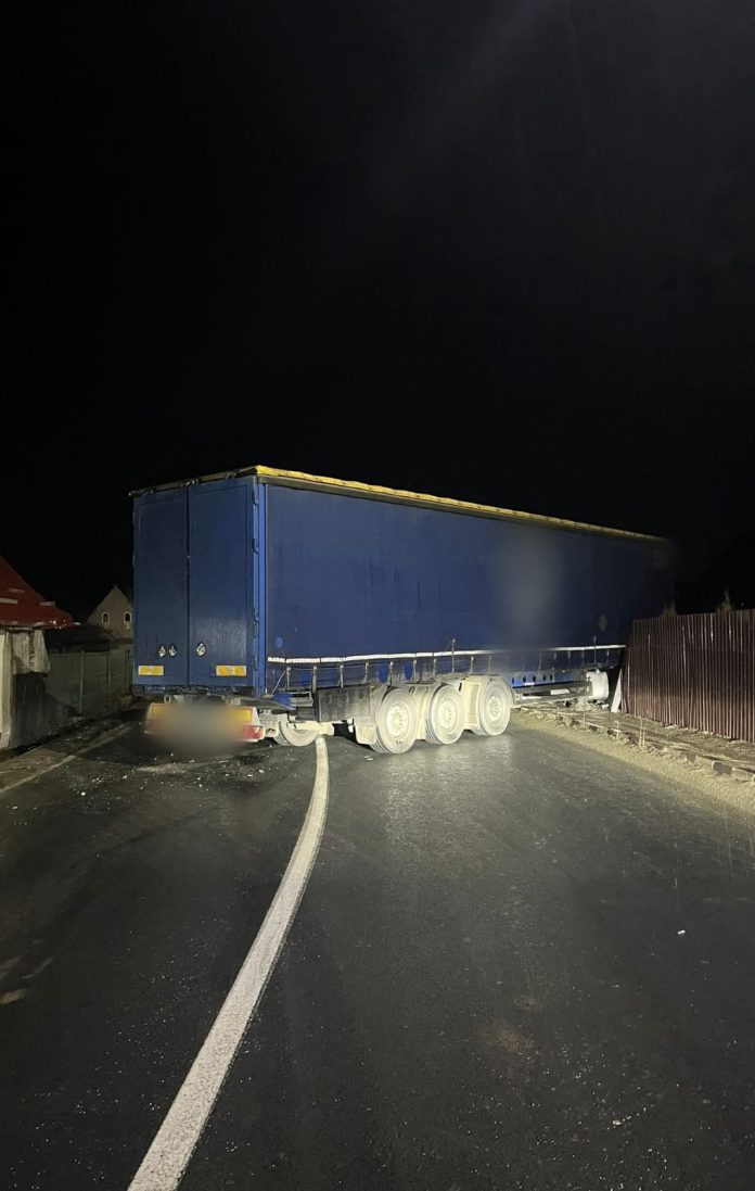 Tirul accidentat în Scoreiu, parțial pe carosabil după ce a intrat în gard