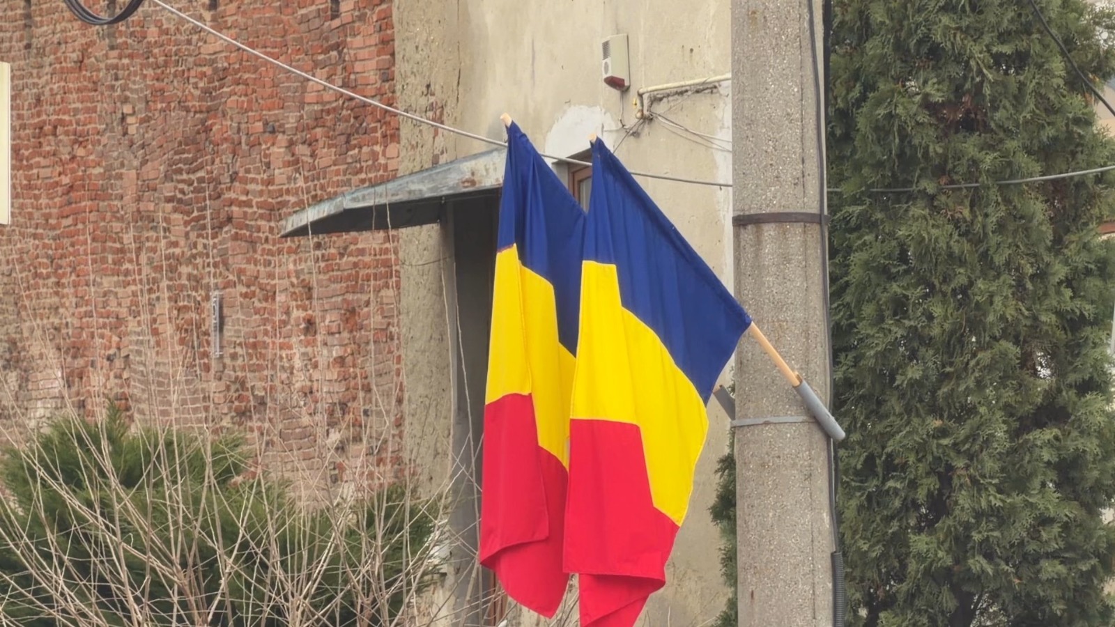 Steaguri tricolore românești arborate pe o arteră principală din Mediaș, cu ocazia Zilei Naționale a României.