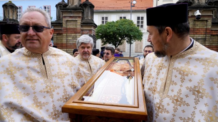 Credincioși adunați să se închine la moaștele Sfântului Serafim cel Răbdător