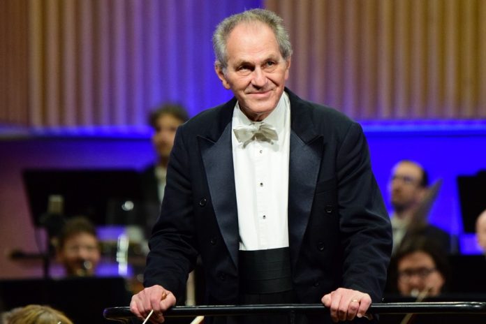 Portret dirijor Cristian Mandeal, dirijând concert de muzică clasică
