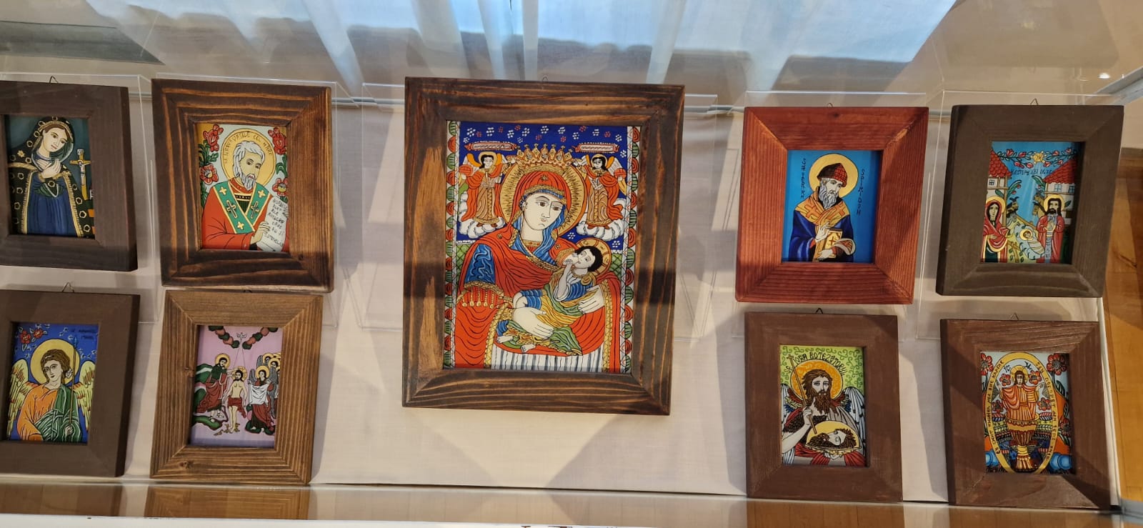 Lucrare artistică contemporană la expoziția Salonul de Iarnă, reprezentând un peisaj mediașean