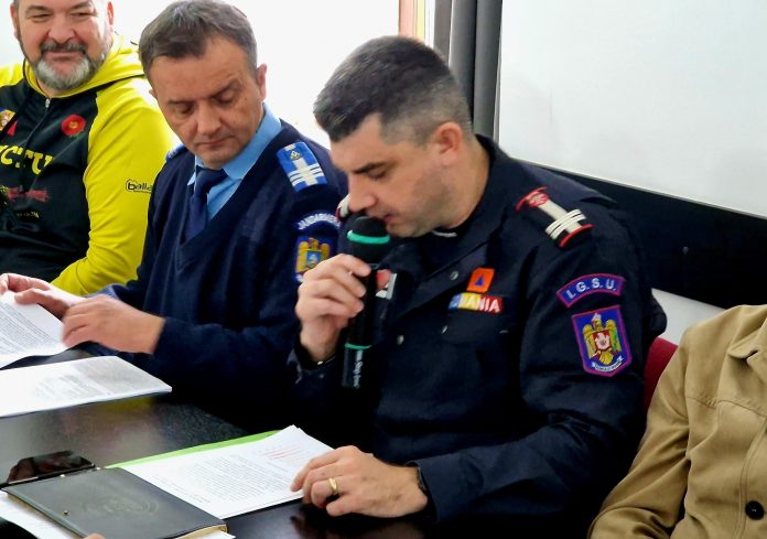 Pompier stinge un incendiu violent la o locuință, ilustrând creșterea numărului de incendii în gospodării