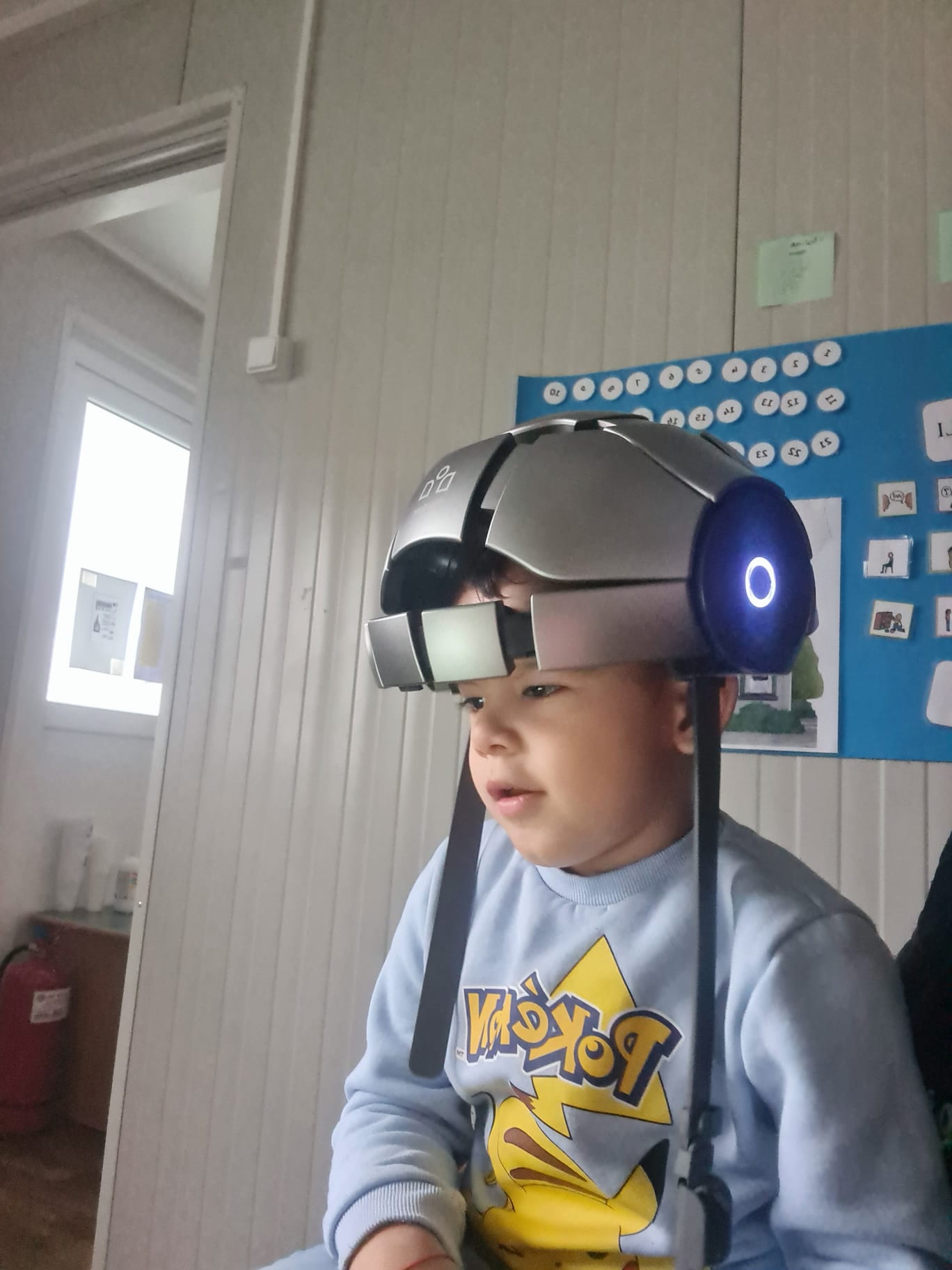 Alexandru, un băiețel de 3 ani din Sibiu care are autism, zâmbește fericit.