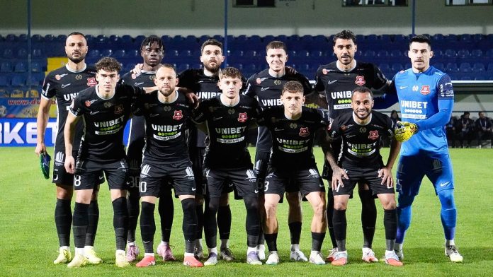 Suporterii FC Hermannstadt susținând echipa din tribune în derby-ul suferinței