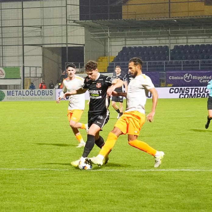 Terenul de fotbal al FC Hermannstadt în timpul unui meci important din derby