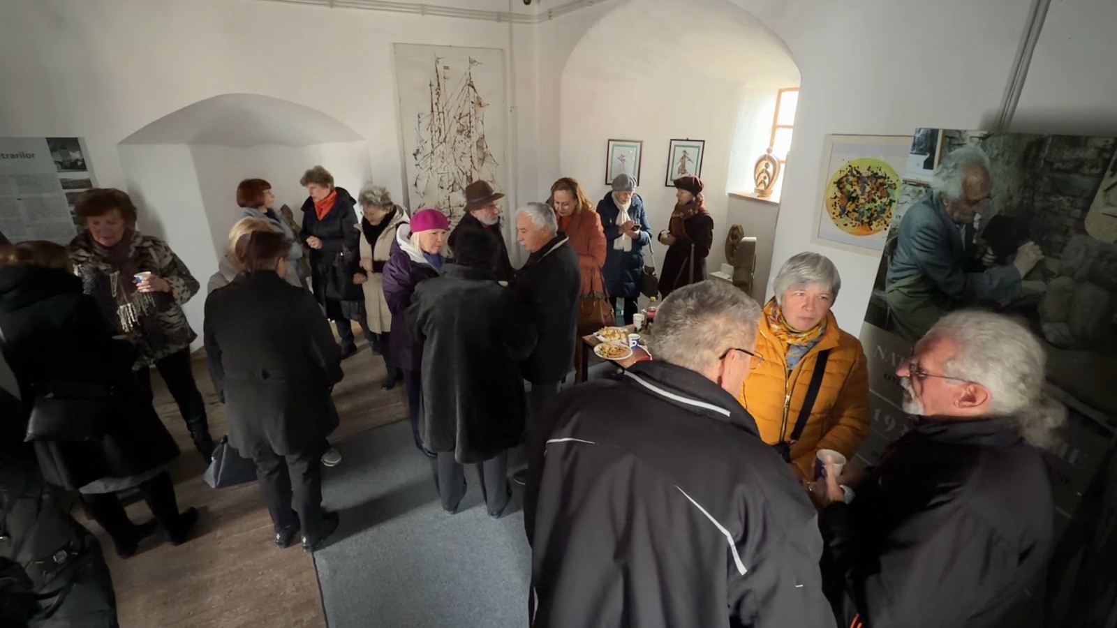 Vedere generală a expoziției „Natură și Fantezie” de Emil Mureșan la Medias, cu tablouri pe pereți.