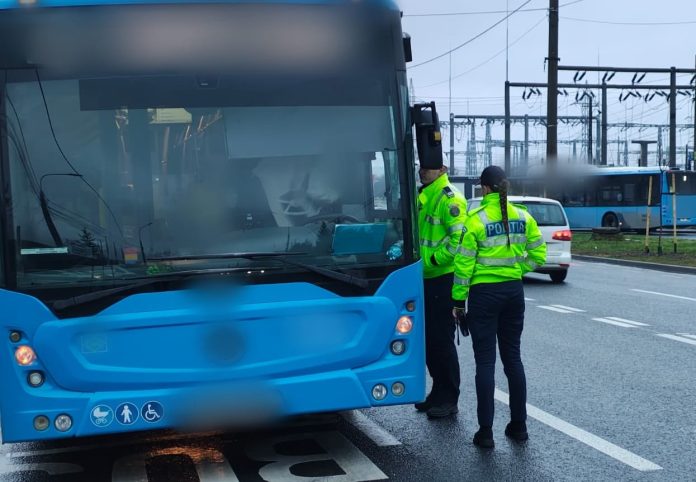 Camion oprit pentru control în cadrul acțiunii Truck & Bus, cu poliția rutieră în evidență