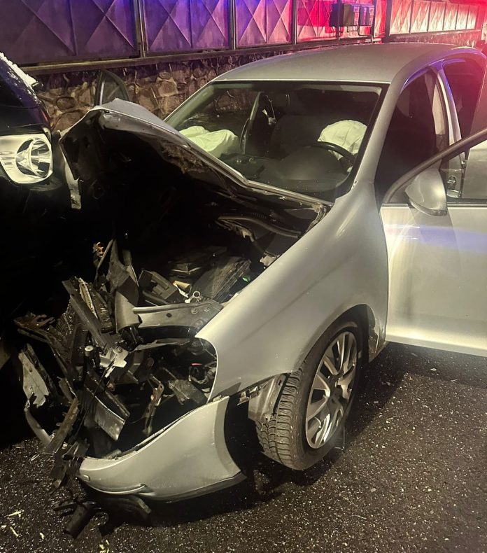Locul accidentului rutier provocat de un șofer beat fără permis pe strada Horia, cu mai multe mașini avariate.