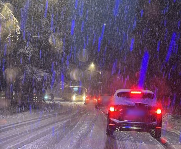 Trafic îngreunat și drum acoperit de zăpadă pe traseul Rășinari - Păltiniș