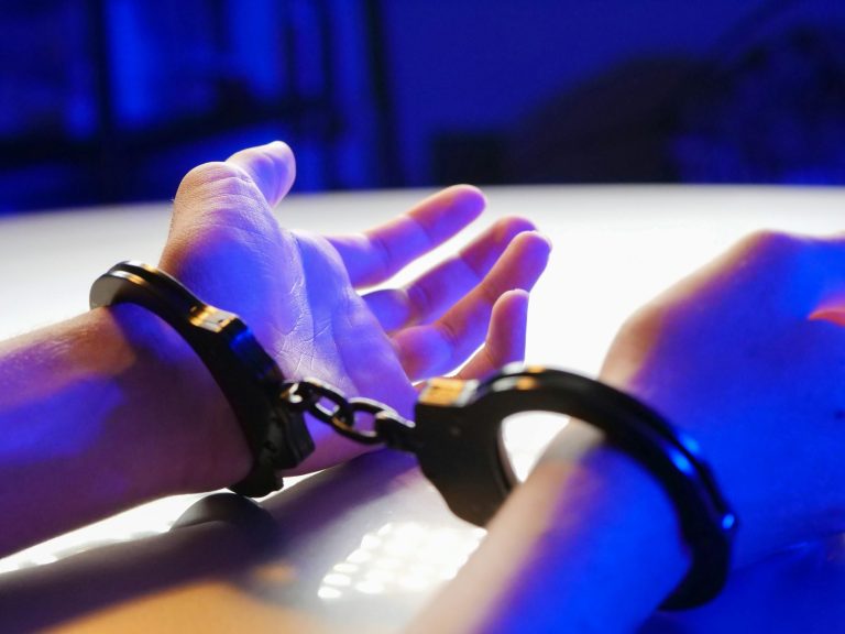 Un bărbat urmărit penal pentru furt calificat a fost prins de polițiștii sibieni. Va petrece peste 3 ani după gratii!