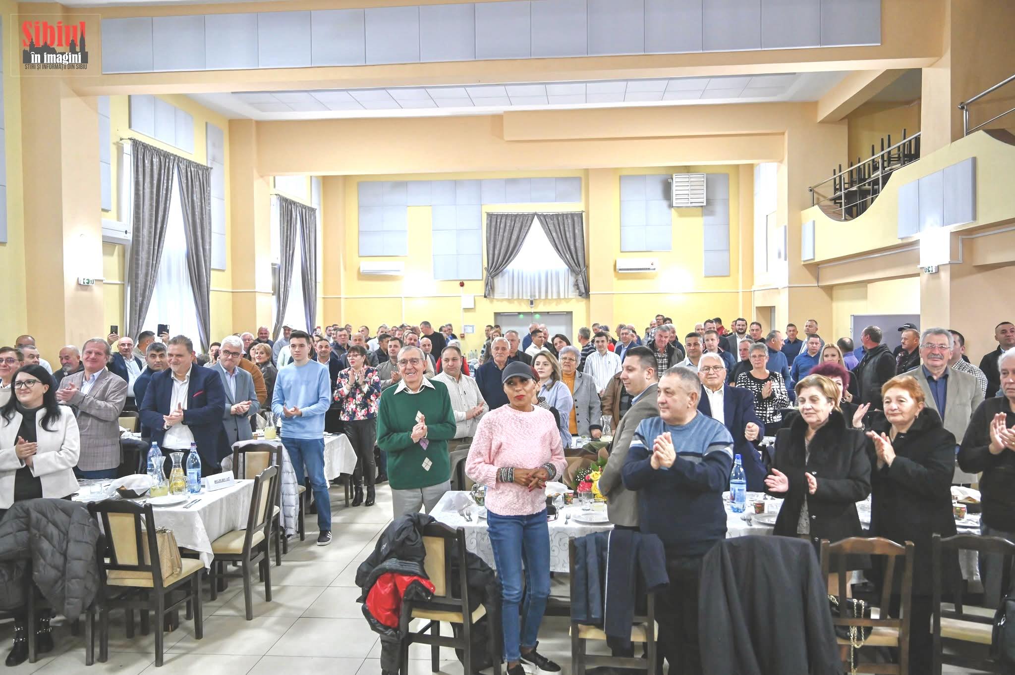 Sala cu public la întâlnirea politică din Jina, cu prezența miniștrilor de guvern.