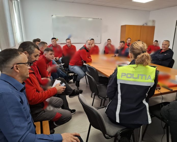 Instructor demonstrează tehnici de conducere preventivă în fața angajaților companiei de utilități din Sibiu.