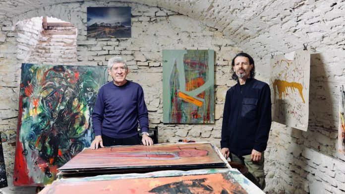 Operă de artă fantasy creată din obiecte reciclate, sculptură unică din materiale refolosite