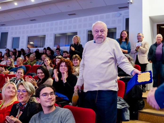 Acad. Prof. Dr. Mircea Lăzărescu primind omagiu la Conferința de Psihiatrie și Psihologie Medico-Legală din Sibiu
