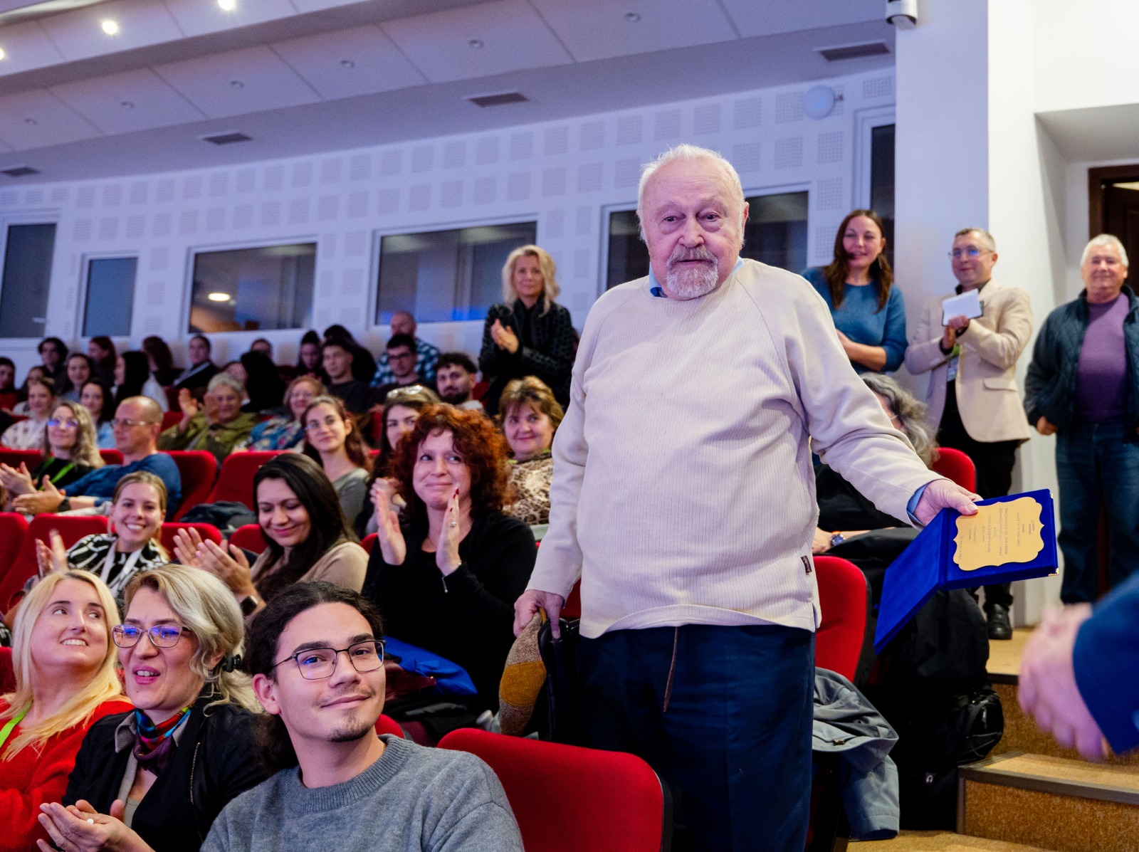 Acad. Prof. Dr. Mircea Lăzărescu primind omagiu la Conferința de Psihiatrie și Psihologie Medico-Legală din Sibiu